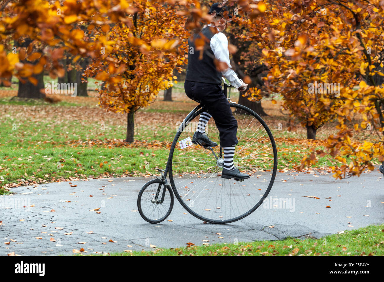 Les gens dans une course de vélo traditionnelle Penny Farthing. Les participants vêtus de costumes d'époque, Prague Letna Park automne République tchèque Banque D'Images