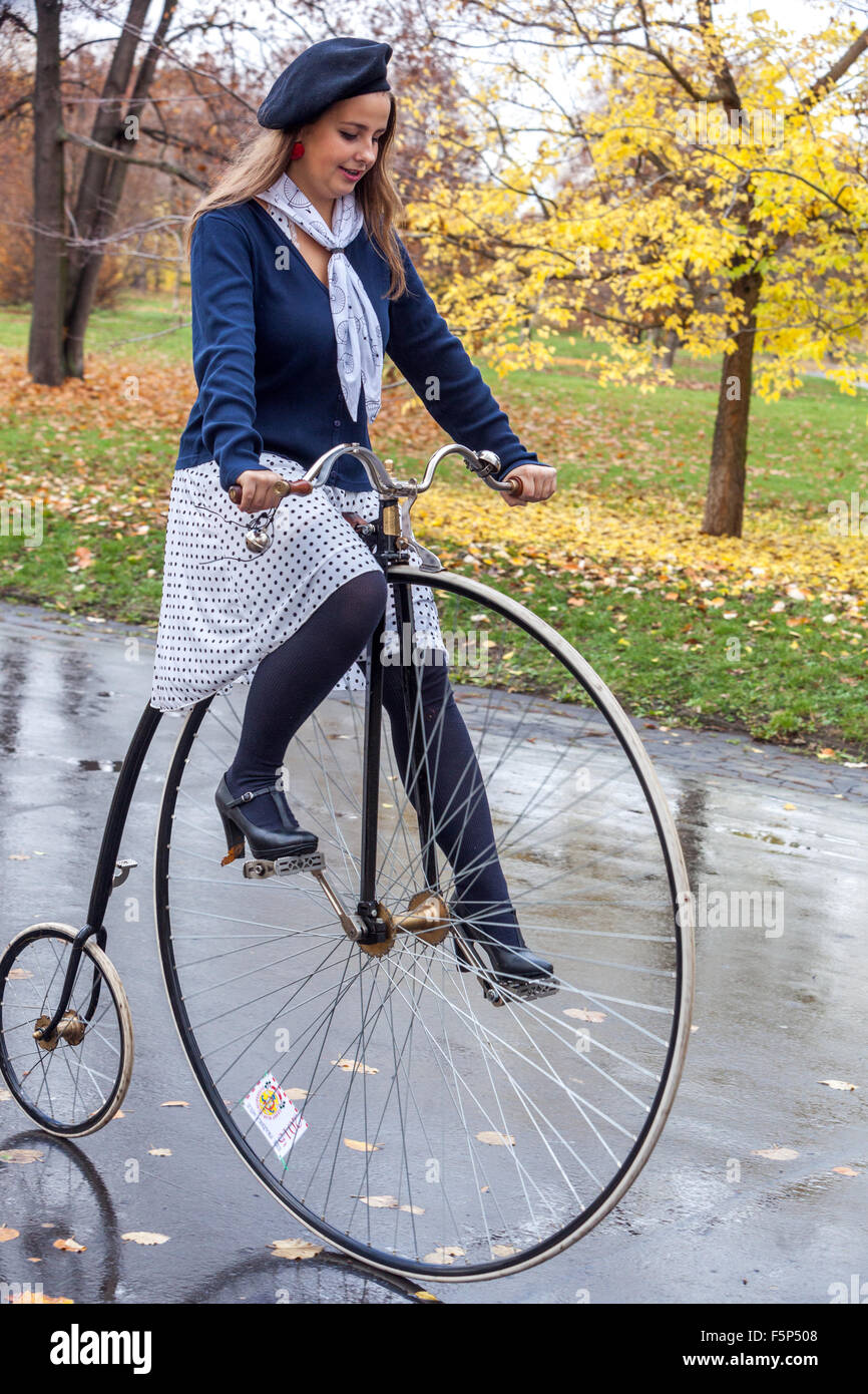 Femme dans la course de vélo traditionnelle Penny Farthing.Prague Letna Park République tchèque femme cycle vintage Banque D'Images