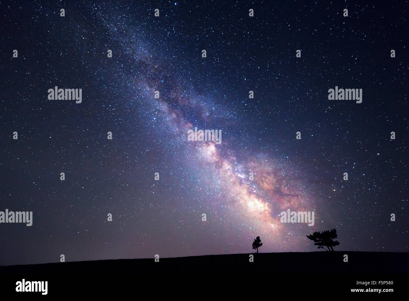 Voie lactée. Beau paysage de nuit. Ciel avec des étoiles. L'arrière-plan. Banque D'Images