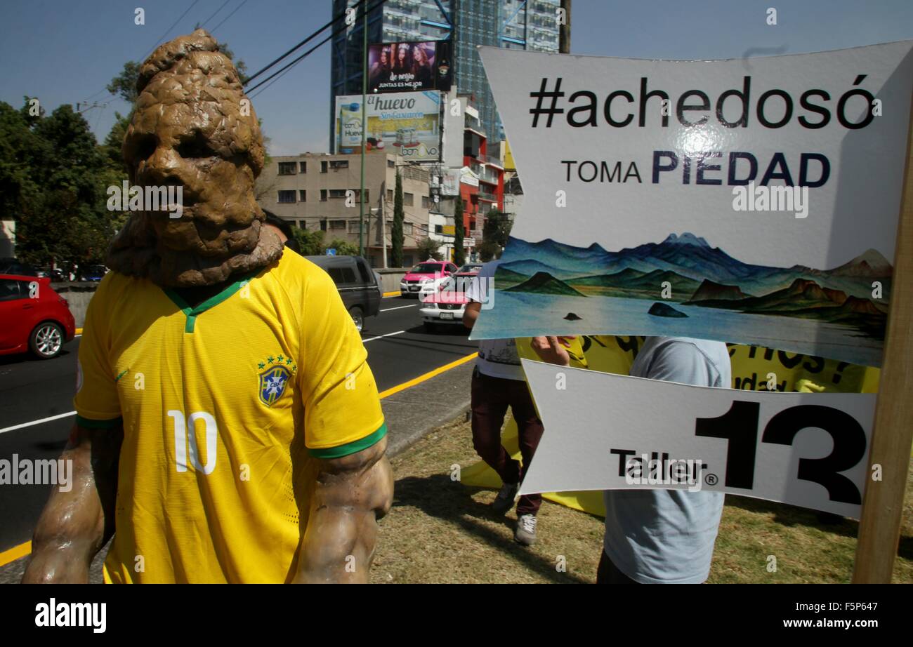 (151108) -- MEXICO, Novembre 8, 2015 (Xinhua) -- un homme porte un déguisement alors que les militants de Greenpeace Mexique, ainsi que des bénévoles d'organisations environnementales et la firme d'architectes 'Taller 13', prendre des échantillons de l'eau dans la Piedad River (viaduc), dans la ville de Mexico, capitale du Mexique, le 7 novembre, 2015. Le 21 novembre dans l'îlot de la première section de la forêt de Chapultepec, Greenpeace Mexique en collaboration avec Taller 13, au lieu de cela un modèle topographique que représente le bassin de la vallée de Mexico. L'idée est de former avec les bouteilles de verre qui contiennent de l'eau de nombreuses rivières et de l'eau Banque D'Images