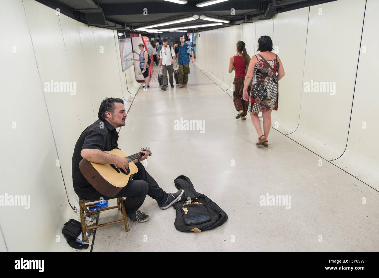 Guitariste chanteur,musicien,arts au subway busker gare. Catalogne Barcelone,Espagne,, Banque D'Images