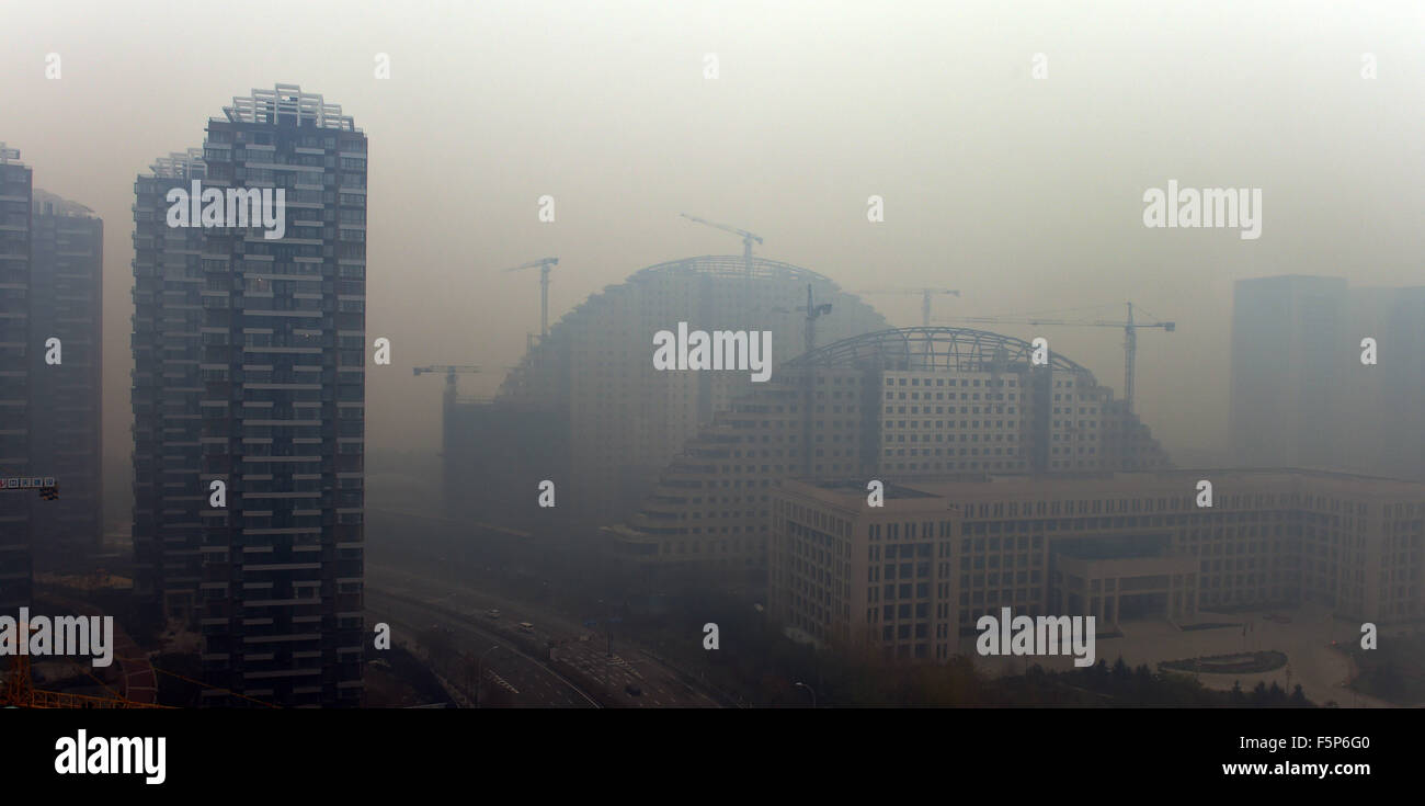 Shenyang. Nov 8, 2015. Photo prise le 8 novembre 2015 montre le smog-enveloppé le centre-ville de Shenyang, Liaoning Province du nord-est de la Chine. La ville de pollution atmosphérique grave signalé le dimanche, avec la lecture des P2,5 dans 7 heures était 864. Crédit : Yang Qing/Xinhua/Alamy Live News Banque D'Images