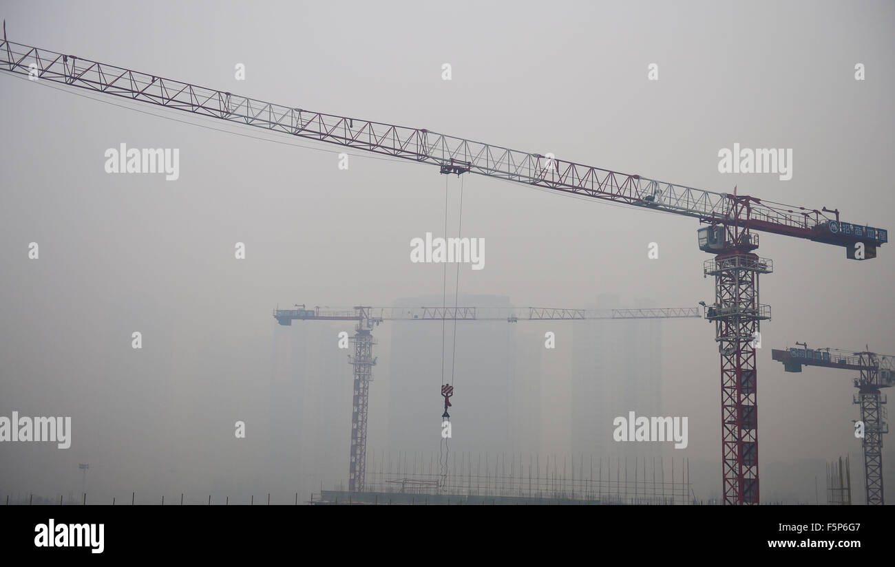 Shenyang. Nov 8, 2015. Photo prise le 8 novembre 2015 montre le smog-enveloppé le centre-ville de Shenyang, Liaoning Province du nord-est de la Chine. La ville de pollution atmosphérique grave signalé le dimanche, avec la lecture des P2,5 dans 7 heures était 864. Crédit : Yang Qing/Xinhua/Alamy Live News Banque D'Images