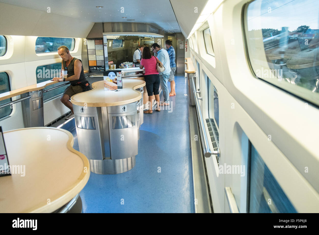 L'intérieur rapide express TGV train à grande vitesse de la gare Sants de Barcelone,Espagne,Spanish,à Carcassonne, France.French.buffet léger voiture, écrans de télévision DVD Banque D'Images