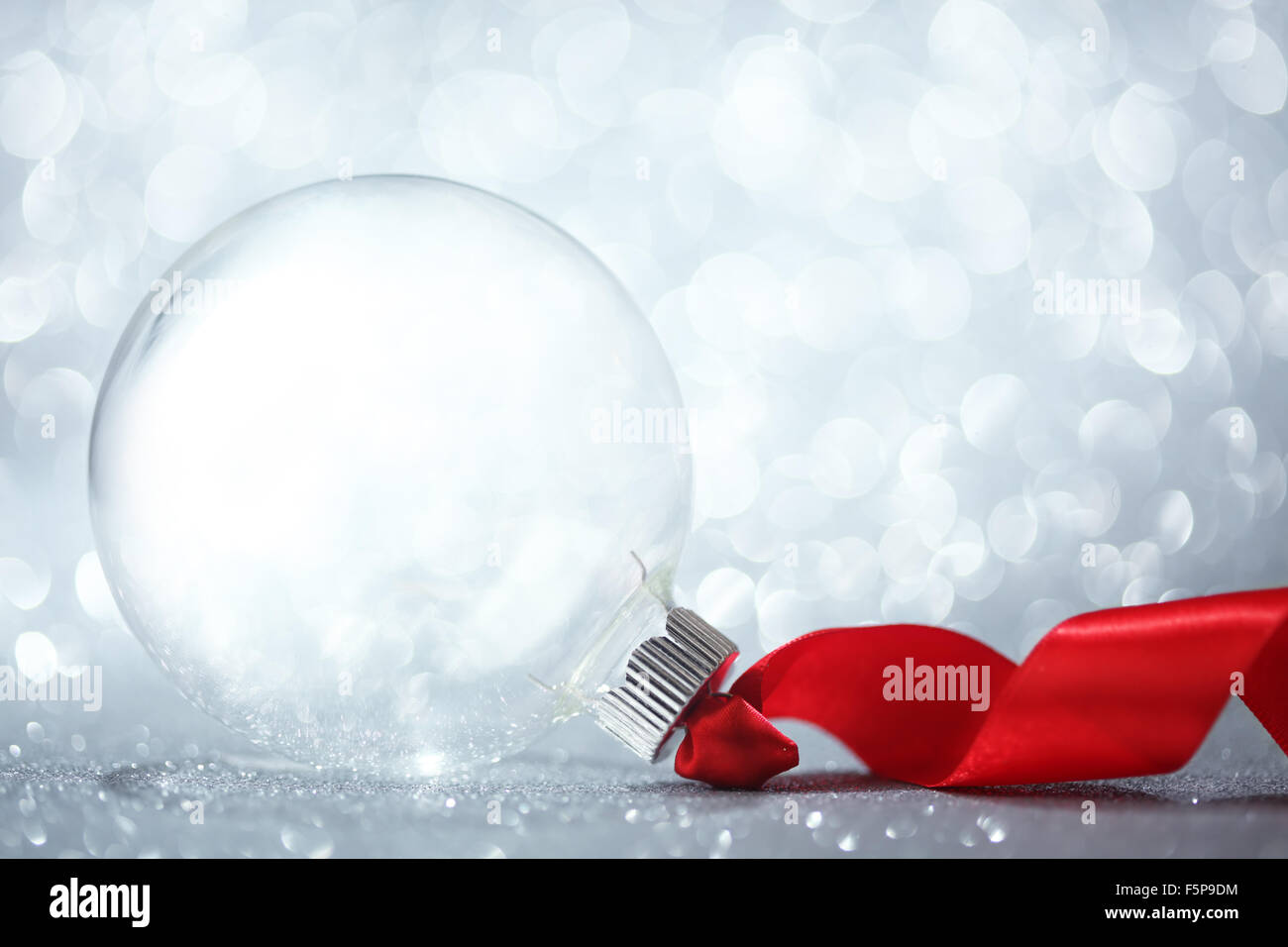 Ornement de Noël vide avec ruban rouge Banque D'Images