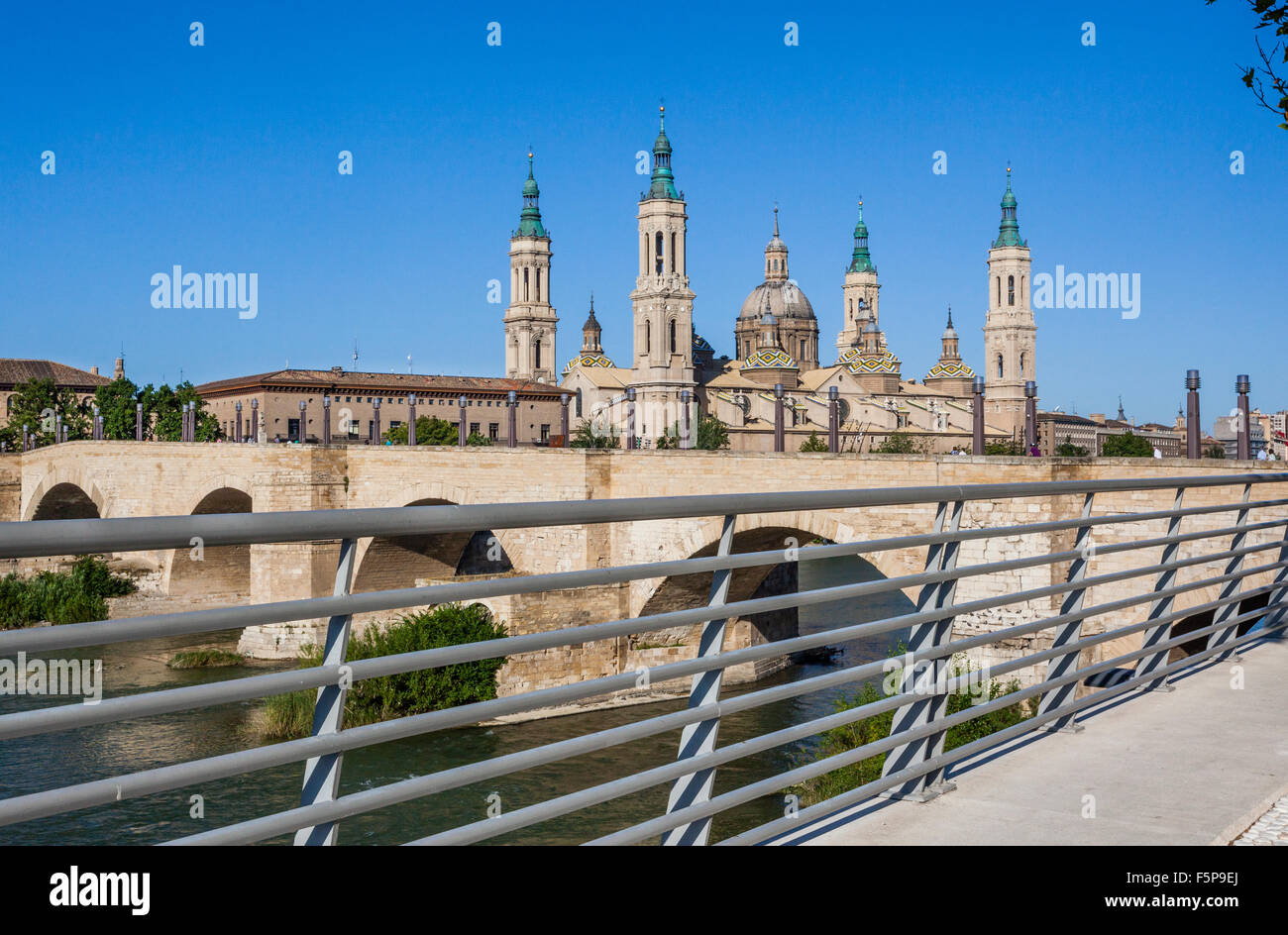 Espagne, Aragon, Saragosse, vue du style baroque de Basilique-Cathédrale Notre-Dame du Pilier et Puente de Piedra Banque D'Images