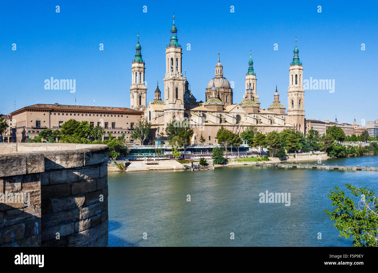 Espagne, Aragon, Saragosse, vue du style baroque de Basilique-Cathédrale Notre-Dame du Pilier de l'autre côté de la rivière Ebro Banque D'Images
