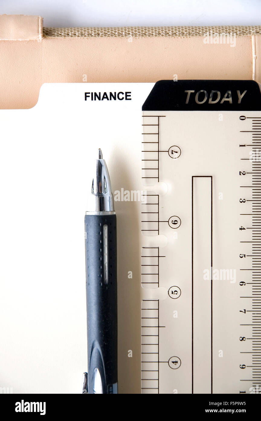 Stylo noir et aujourd'hui sur la page finances tag planner Banque D'Images