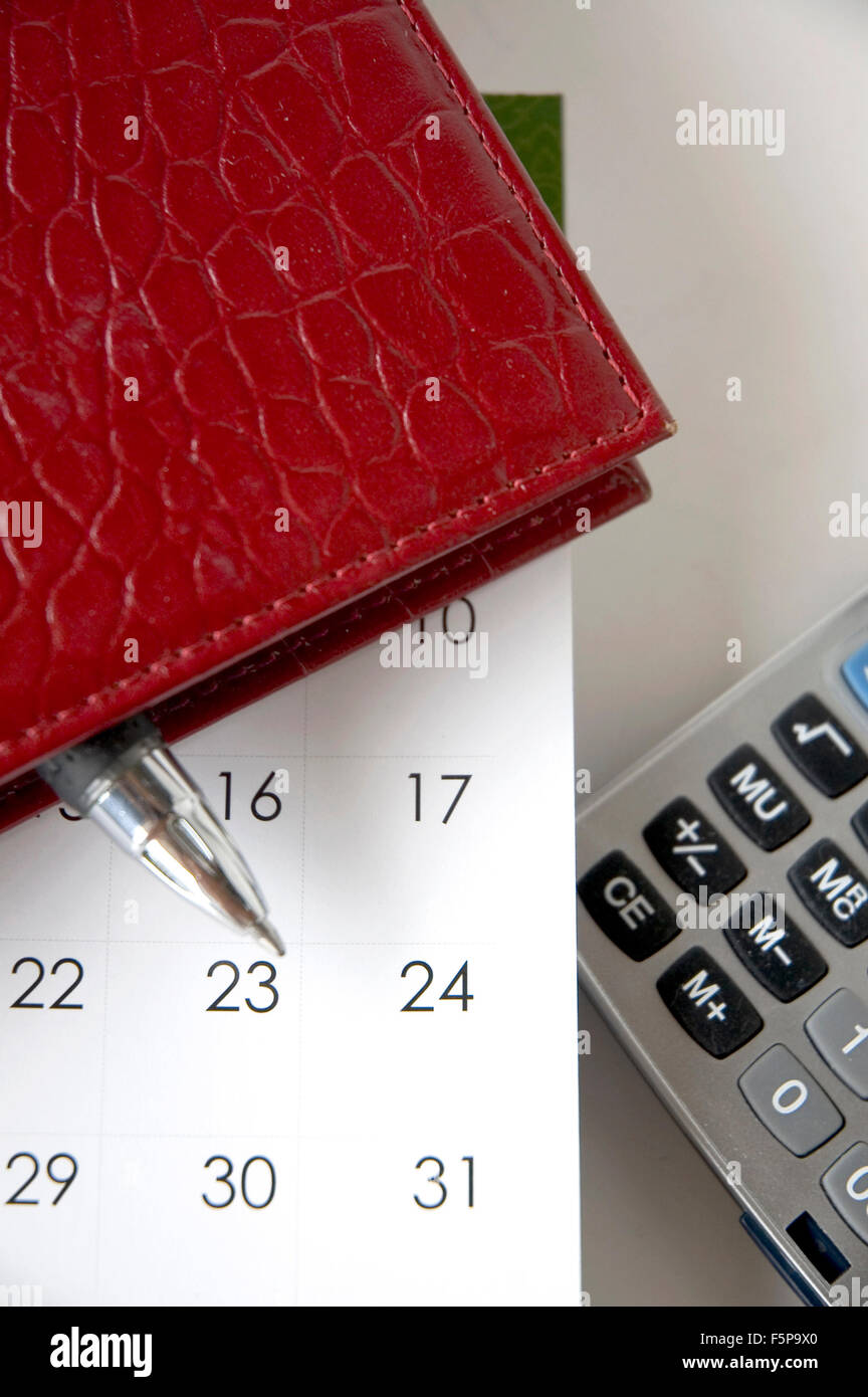 Stylo dans cahier rouge mis sur le calendrier Banque D'Images