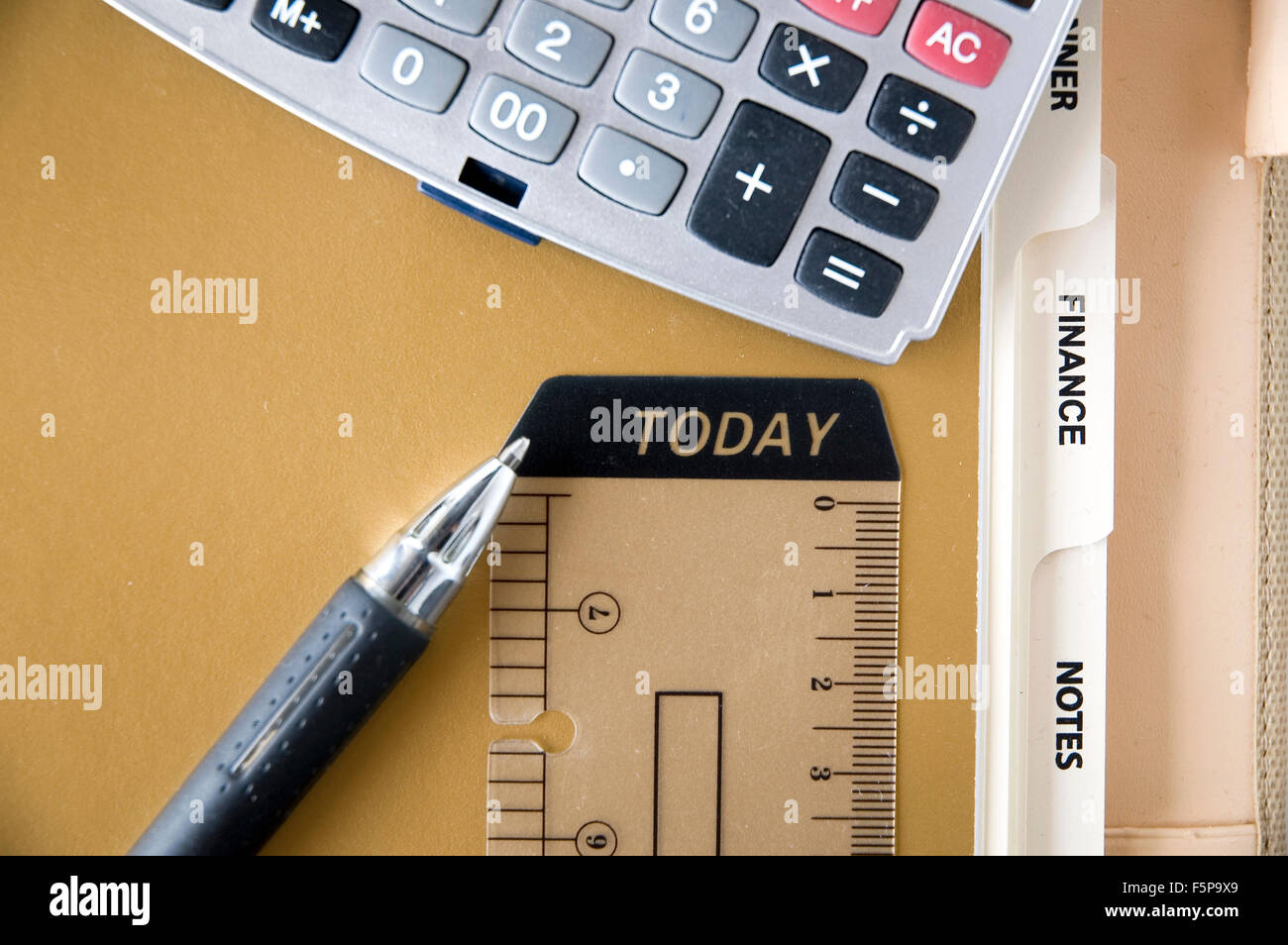 Point de plumes d'aujourd'hui tag avec la calculatrice mis sur la page finances Banque D'Images