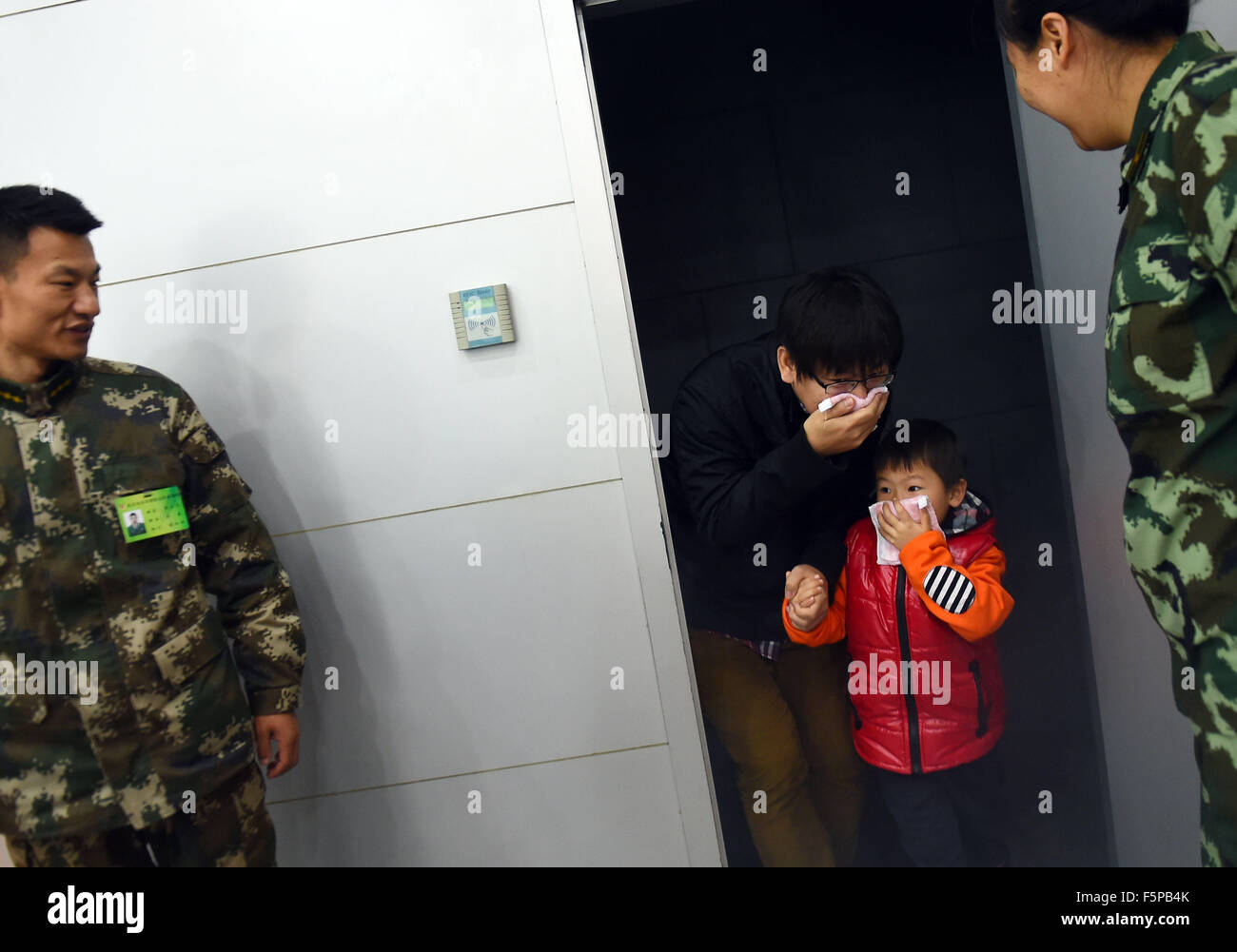 Beijing, Chine. Nov 8, 2015. Les enfants apprennent à évacuer à une base d'entraînement de la lutte contre les incendies Ministère de la sécurité publique de la municipalité de Beijing à Beijing, capitale de Chine, le 8 novembre 2015. Un total de 150 enfants d'une école maternelle ont visité la base de formation le dimanche pour apprendre des connaissances l'incendie. © Liangkuai Jin/Xinhua/Alamy Live News Banque D'Images