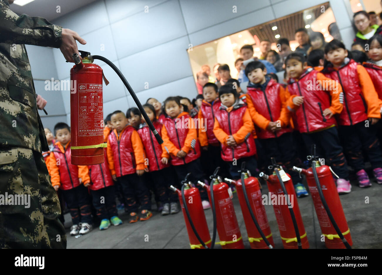 Beijing, Chine. Nov 8, 2015. Les enfants apprennent comment utiliser l'extincteur à base d'entraînement de la lutte contre les incendies Ministère de la sécurité publique de la municipalité de Beijing à Beijing, capitale de Chine, le 8 novembre 2015. Un total de 150 enfants d'une école maternelle ont visité la base de formation le dimanche pour apprendre des connaissances l'incendie. © Liangkuai Jin/Xinhua/Alamy Live News Banque D'Images