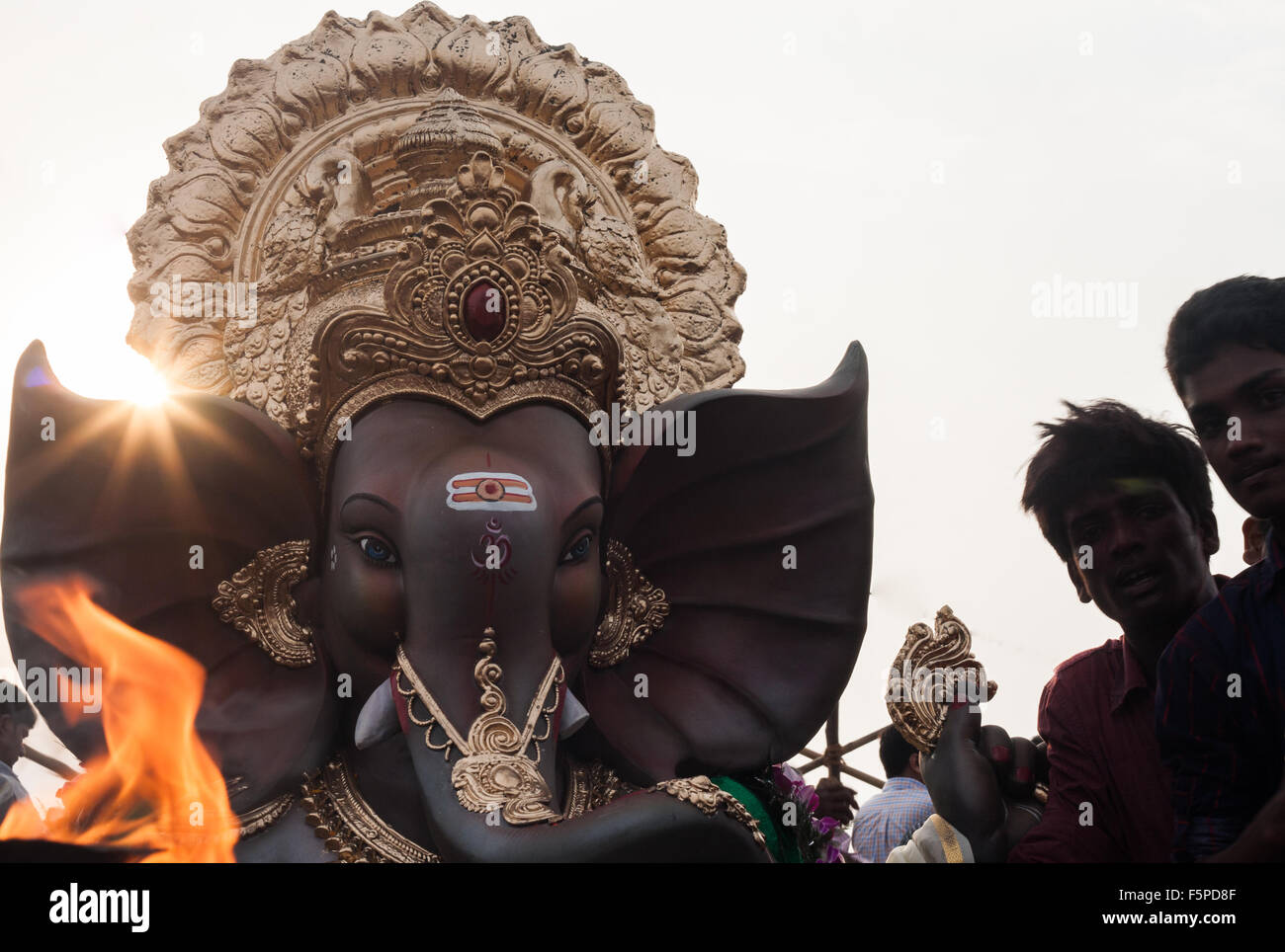 Ganesh Idol être adorés avant l'immersion Banque D'Images