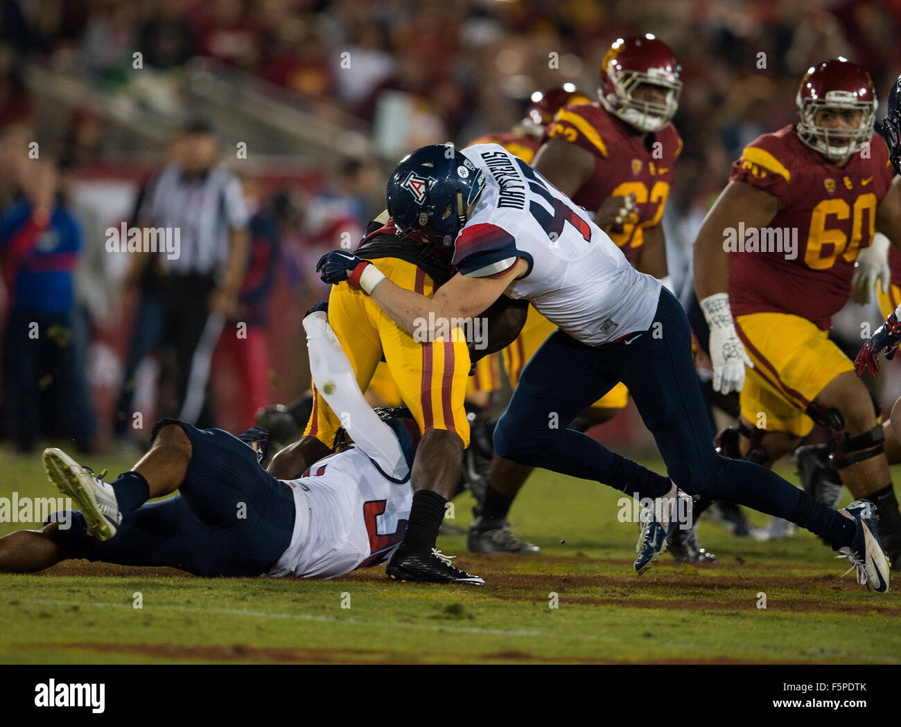 Los Angeles, CA, USA. 07Th Nov, 2015. Arizona Wildcats linebacker (47) Jake Matthews s'attaque à l'USC en marche arrière pendant un match entre les Arizona Wildcats et les USC Trojans au Los Angeles Memorial Coliseum de Los Angeles, en Californie.(crédit obligatoire : Juan Lainez/MarinMedia/Cal Sport Media) Credit : csm/Alamy Live News Banque D'Images