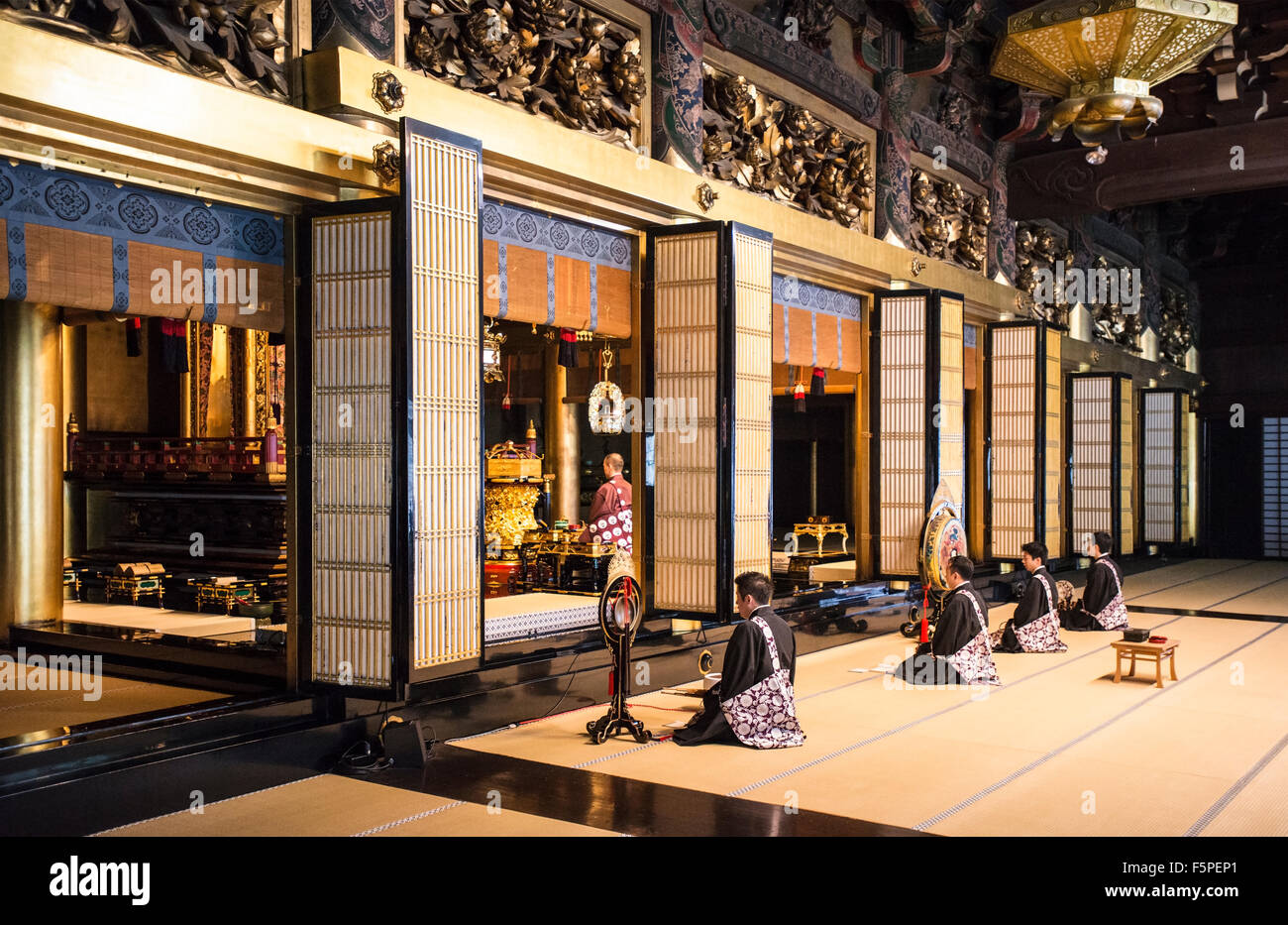 Le Jōdo Shinshū cérémonie bouddhiste en cours à Temple Nishi Honganji à Kyoyo, Japon Banque D'Images