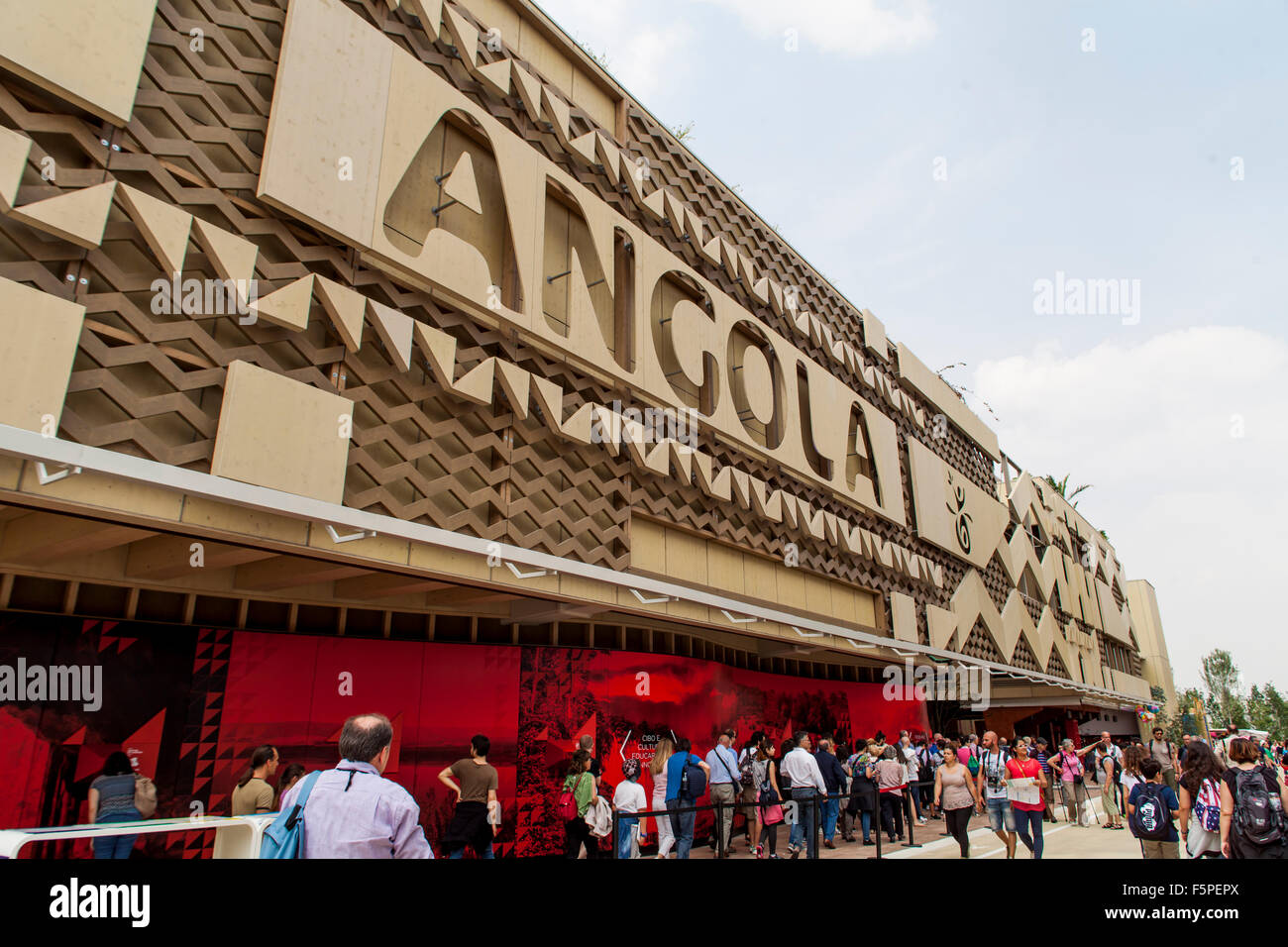 MILAN, ITALIE - 1 juin 2015 : personnes non identifiées par le pavillon de l'Angola à l'EXPO 2015 à Milan, Italie. EXPO 2015 a eu lieu du Banque D'Images