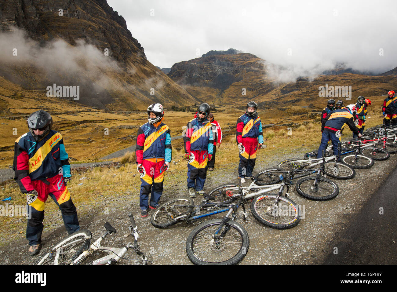 Les touristes à se préparer à descendre la fameuse Route de la mort, près de La Paz en Bolivie. Il est réputé pour être la route la plus dangereuse de la planète. Une piste de gravier à peine assez large pour deux véhicules avec des gouttes de 3 000 pieds d'un côté. Il est devenu une destination touristique voyage à descendre la route sur des vélos de montagne. Banque D'Images