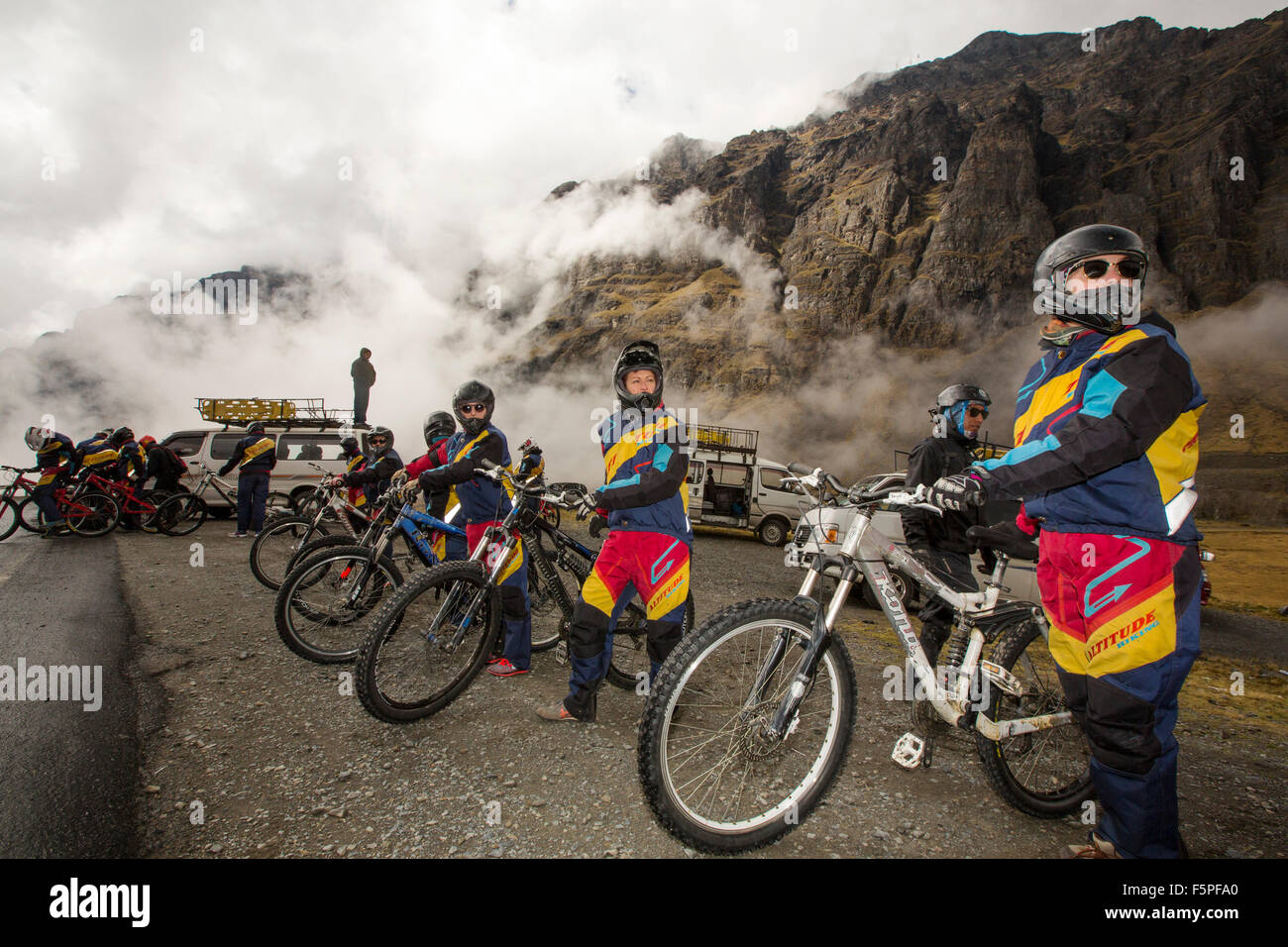 Les touristes à se préparer à descendre la fameuse Route de la mort, près de La Paz en Bolivie. Il est réputé pour être la route la plus dangereuse de la planète. Une piste de gravier à peine assez large pour deux véhicules avec des gouttes de 3 000 pieds d'un côté. Il est devenu une destination touristique voyage à descendre la route sur des vélos de montagne. Banque D'Images