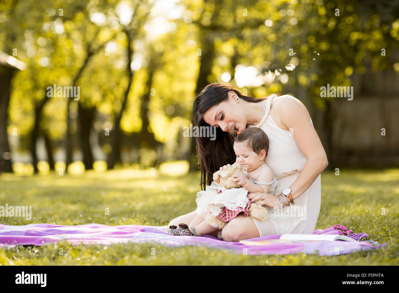 Mère et bébé dans le parc d'été Banque D'Images