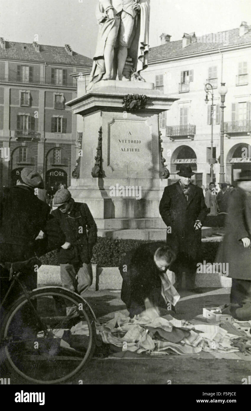 Un homme devant le monument de Vittorio Alfieri, d'Asti, Italie Banque D'Images
