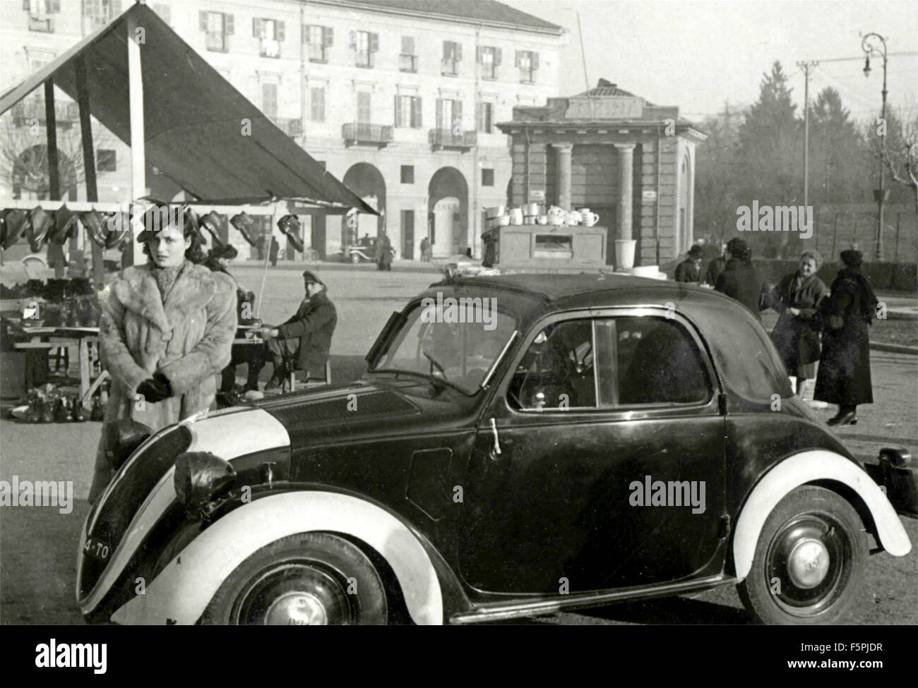 Une Fiat 500 Topolino voiture peinte pour l'obscurcissement dans Piazza Alfieri, d'Asti, Italie Banque D'Images