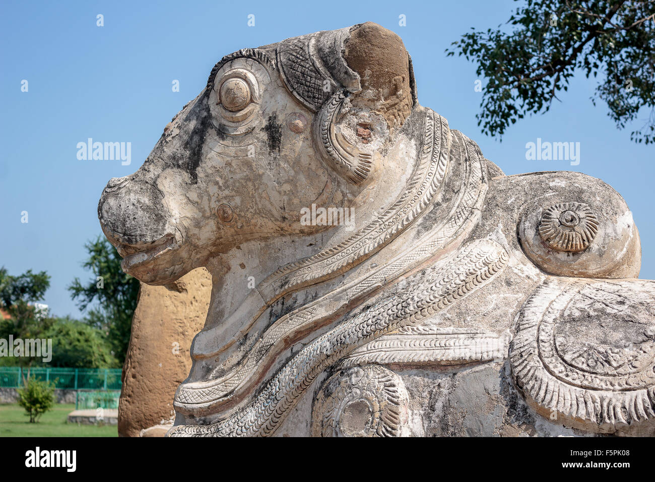 Nandi Bull statue en Kailasanathar Temple (8e siècle), Kanchipuram, Tamil Nadu, Inde Banque D'Images