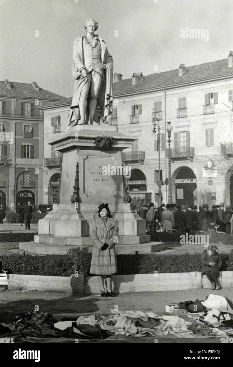 Une femme en face du monument de Vittorio Alfieri, d'Asti, Italie Banque D'Images
