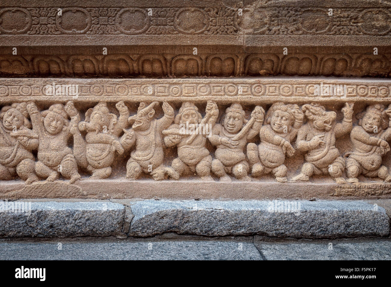 Bêtes et humains des statues dans Kailasanathar temple hindou (8e siècle) Kanchipuram, Tamil Nadu, Inde, Asie Banque D'Images