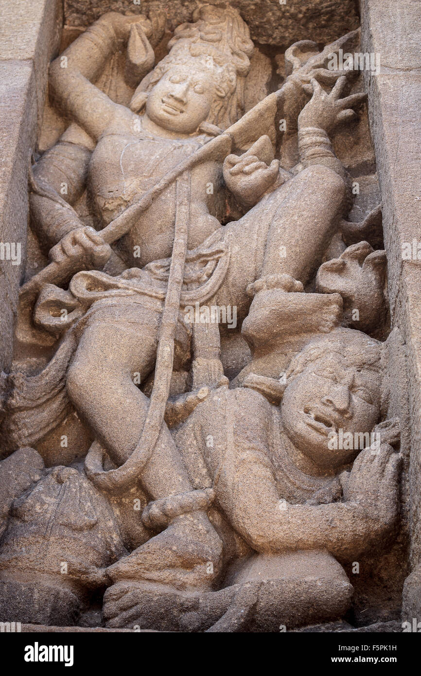 Déesse et sculpture en démon Kailasanathar temple hindou (8e siècle) Kanchipuram, Tamil Nadu, Inde, Asie Banque D'Images