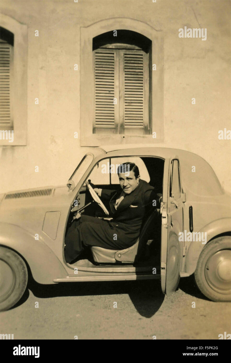 Un homme avec sa Fiat 500 Topolino, Italie Banque D'Images