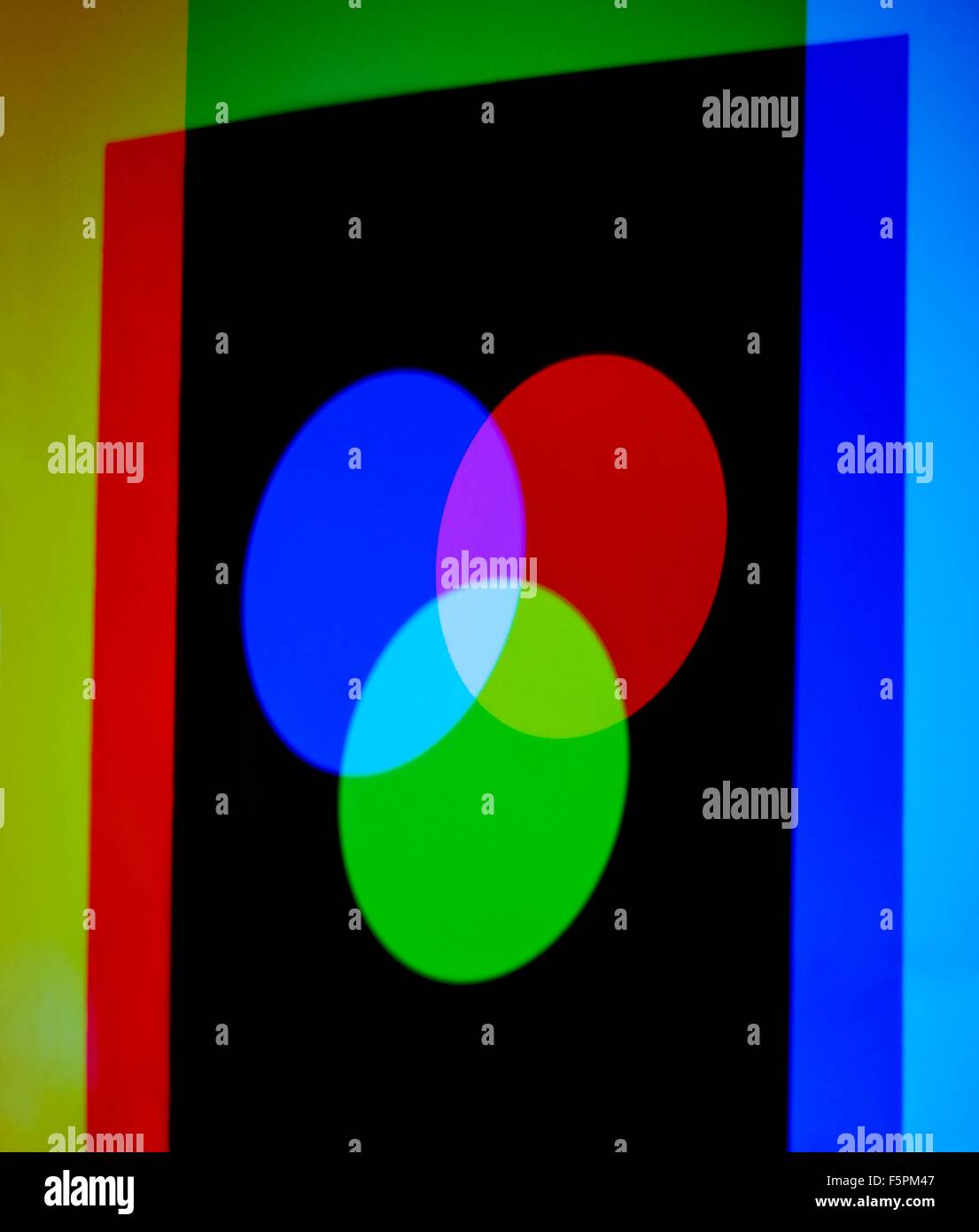 Couleurs primaires additives. Avoir trois voyants de couleur sur une surface. Les cônes de lumière se croisent les couleurs permettant Banque D'Images