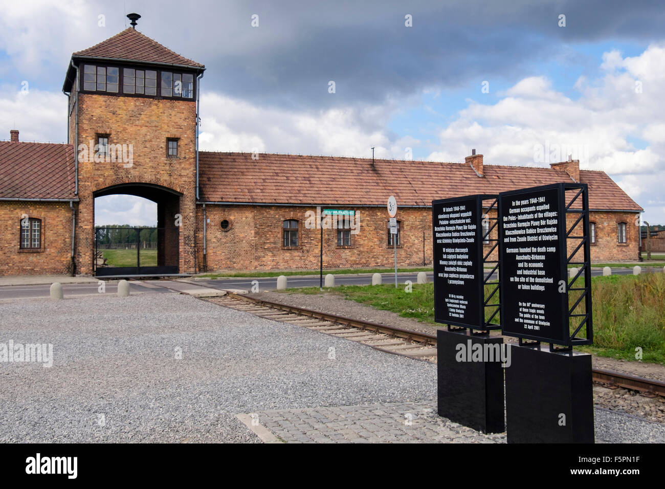Des panneaux d'information à l'extérieur porte d'entrée d'Auschwitz II-Birkenau allemand nazi de concentration et d'Extermination Camp de la mort. Pologne Banque D'Images