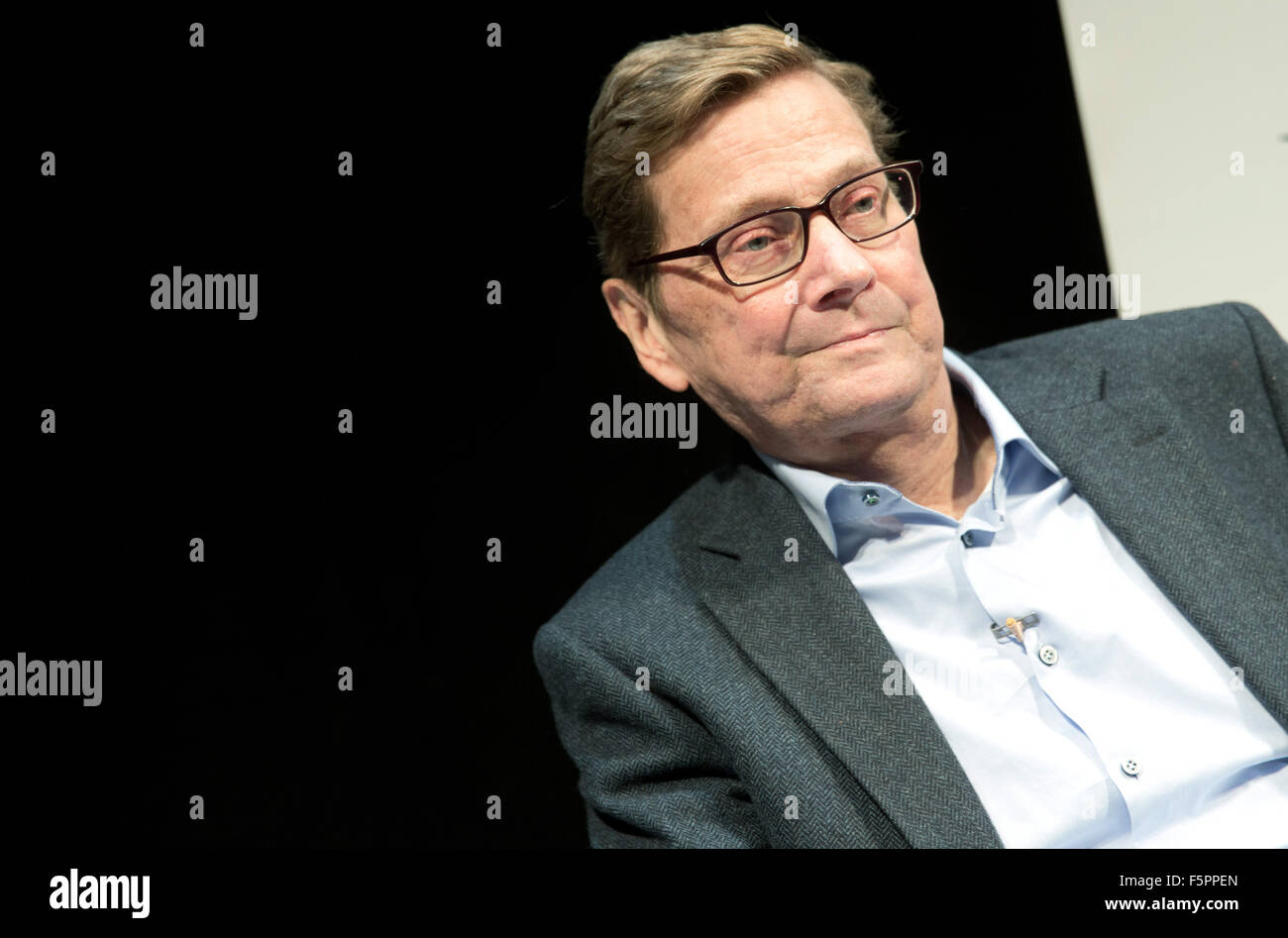 Berlin, Allemagne. Nov 8, 2015. L'ancien ministre allemand des affaires étrangères Guido Westerwelle (FDP) à un la sortie de son nouveau livre 'Zwischen zwei Leben. Von Liebe, Tod und Zuversicht' (lit. Entre deux vies. Sur l'amour, la mort et la confiance) à la Berliner Ensemble à Berlin, Allemagne, 8 novembre 2015. PHOTO : JOERG CARSTENSEN/DPA/Alamy Live News Banque D'Images