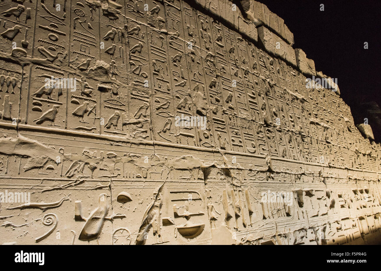 Au mur ancien temple égyptien de Karnak à Louxor illuminé la nuit pendant le spectacle son et lumière Banque D'Images