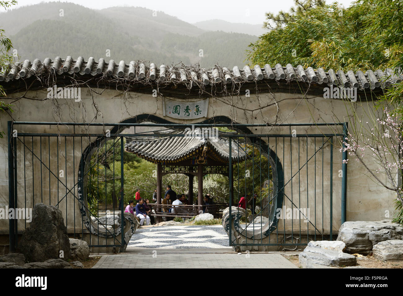 La pagode en bois de pique-nique lac porte Jardin botanique de Beijing Chine Printemps Floral RM Banque D'Images
