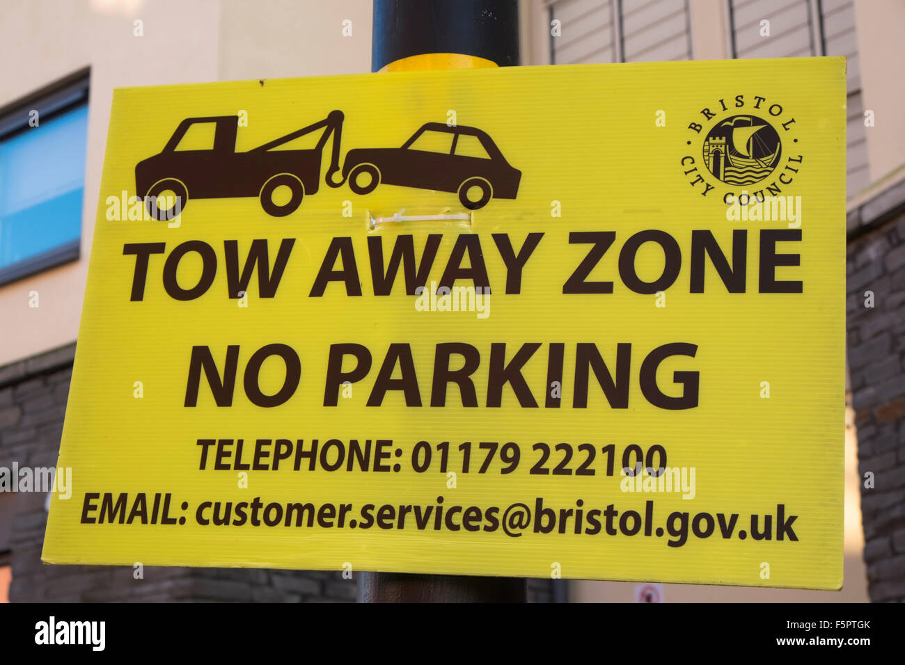 Bristol City council-remorquage signe zone jaune Banque D'Images Bristol City council-remorquage signe zone jaune Banque D'Images