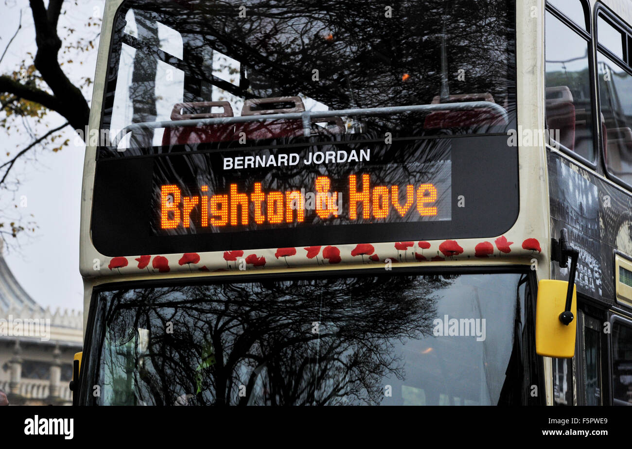 Brighton, UK. Nov 8, 2015. Un bus nommé d'après 2e guerre mondiale Bernard Jordan prend part au défilé dans la ville de Brighton et Hove un acte de commémoration publique tenue au Monument commémoratif de guerre du Canada, à l'Old Steine . Bernard Jordan était l'ancien combattant qui a disparu depuis une maison de soins à Brighton pour prendre part à la 70e célébrations du débarquement de Normandie en 2014 Photo prise par Simon Dack/Alamy Live News Banque D'Images