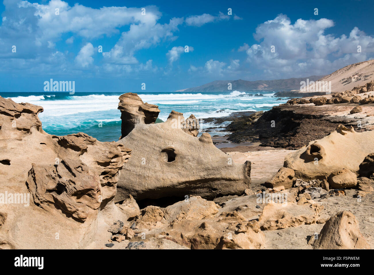 Vue sur la côte nord de Jandía avec ses formations rocheuses à Fuerteventura, Espagne Banque D'Images