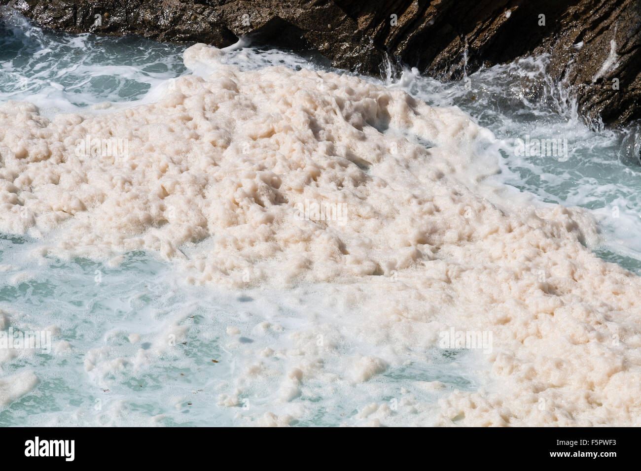 La mousse sur l'eau en raison de fortes vagues dans Ajuy à Fuerteventura, Espagne Banque D'Images