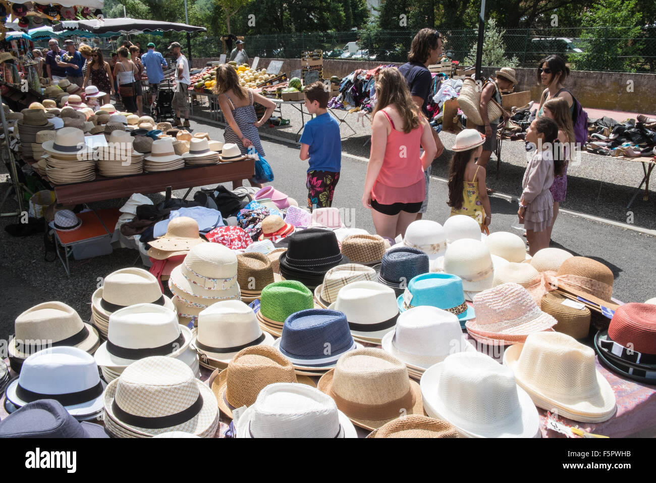 Chapeaux,casquettes,chapeau pour la vente au magasin,décroche à Espéraza  Aude,Marché,au sud de la France Photo Stock - Alamy