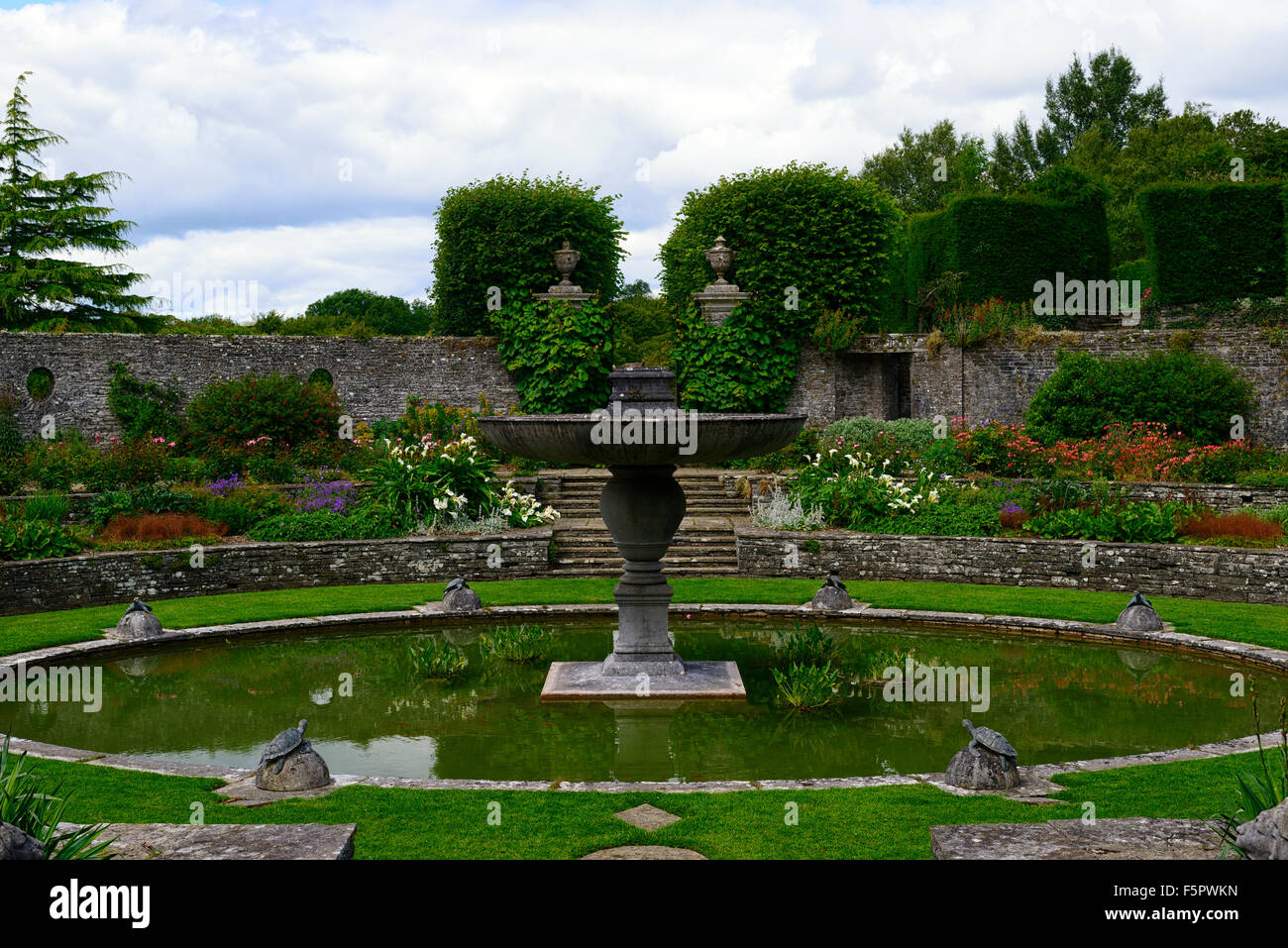 Jardin de l'étang rond ovale creux Heywood Gardens jardin conçu formelle architecte Sir Edwin Lutyens Laois Irlande Ballinakill Banque D'Images