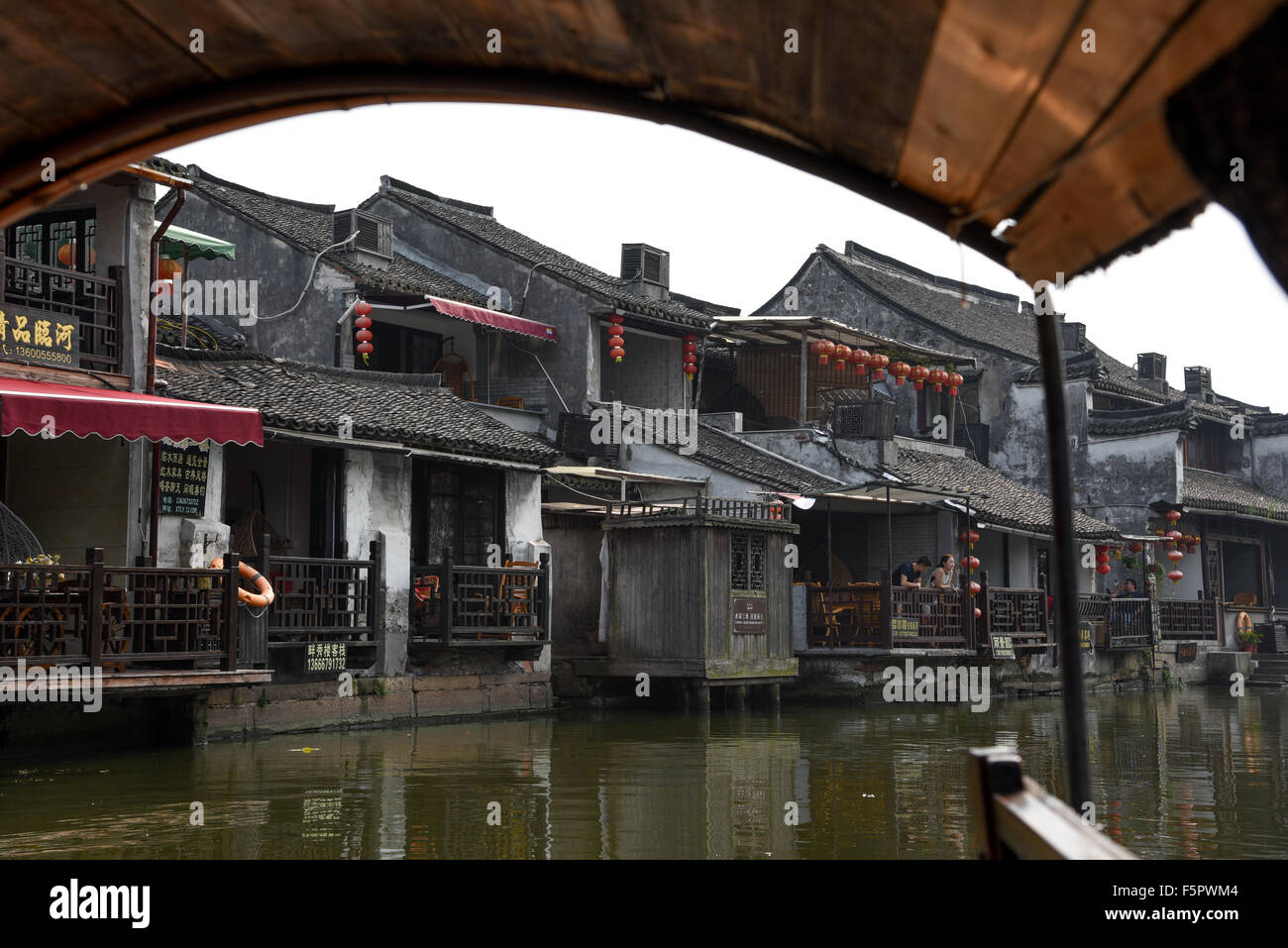 Vieux bâtiments traditionnels sur Riverside Hangzhou China chercher à partir d'un navire Banque D'Images