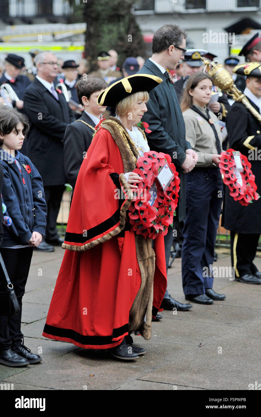 Brighton, UK. Nov 8, 2015. Le maire de Brighton et Hove Conseiller Lynda Hyde dépose une gerbe à la ville de Brighton et Hove un acte de commémoration publique tenue au Monument commémoratif de guerre du Canada, à l'Old Steine Banque D'Images