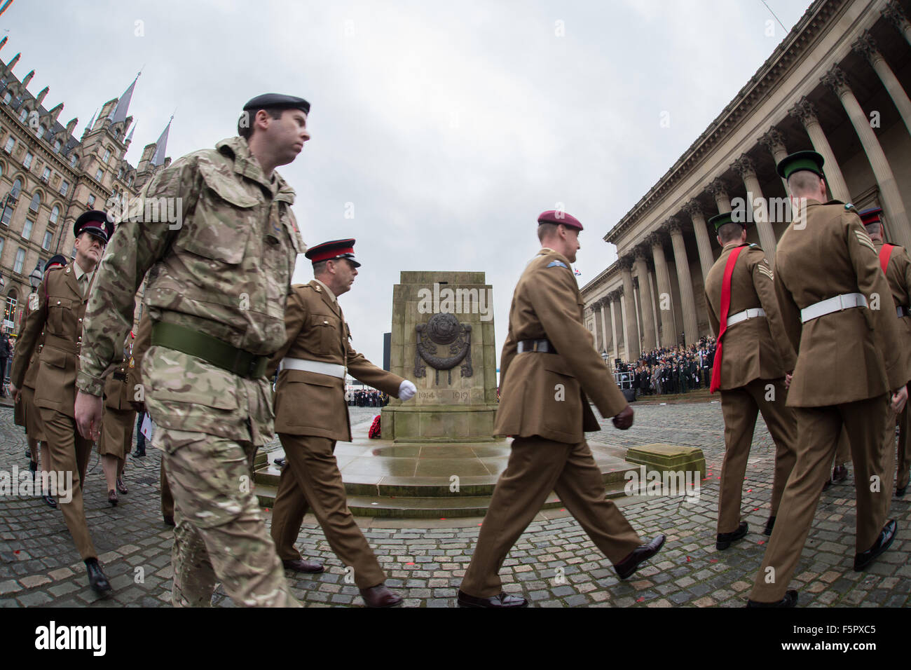 Liverpool, UK, 08 Nov, 2014. Les membres des Forces armées le cénotaphe passé défilé pendant la cérémonie du souvenir du dimanche à Liverpool Crédit : Martin Waters/Alamy Live News Banque D'Images