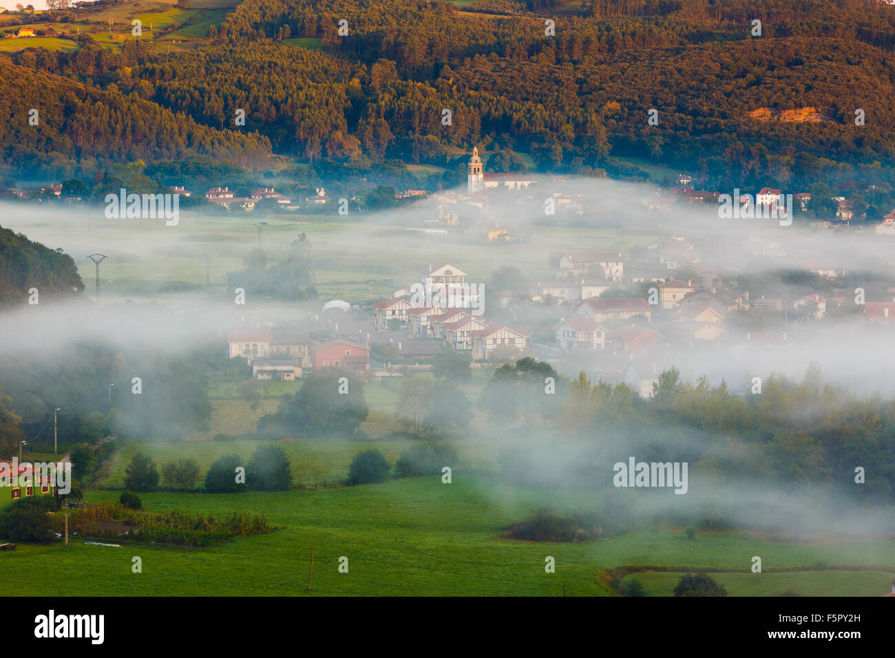 Brouillard à l'aube. La vallée de Liendo. Cantabria, Espagne, Europe. Banque D'Images