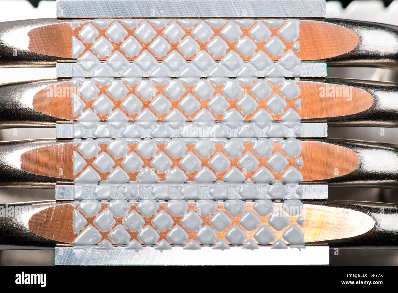 Dissipateur de chaleur en aluminium refroidisseur cpu isolated on white Banque D'Images
