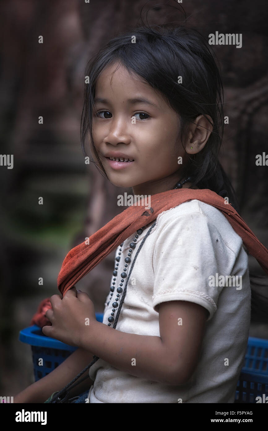 Cambodge Child.Young Khmer enfant Street Hawker vendant des souvenirs à Angkor Wat Siem Reap Cambodge S. E. Asie Banque D'Images