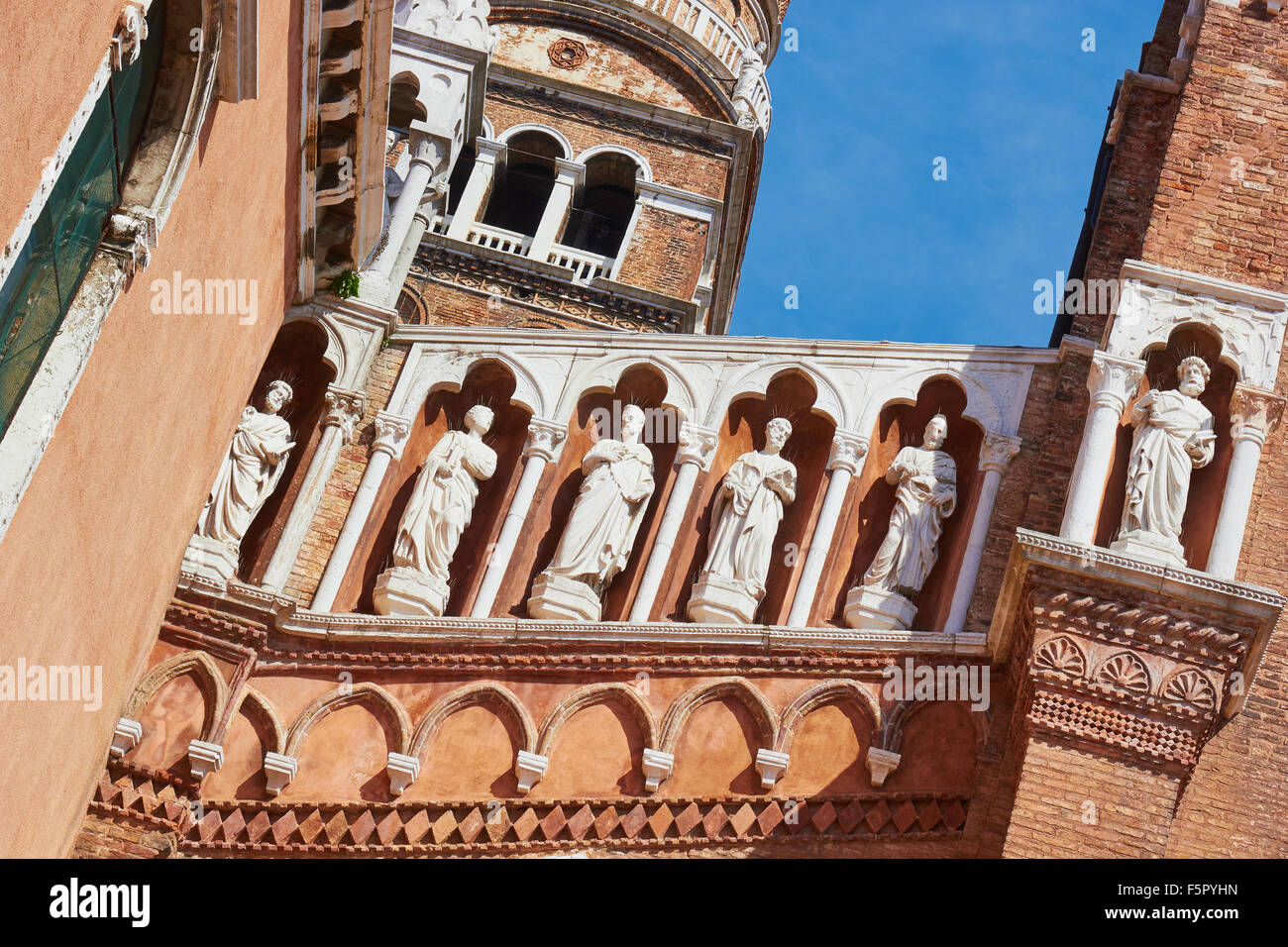 Statues sur façade de Chiesa della Madonna dell'Orto Cannaregio Venise Vénétie Italie Europe Banque D'Images