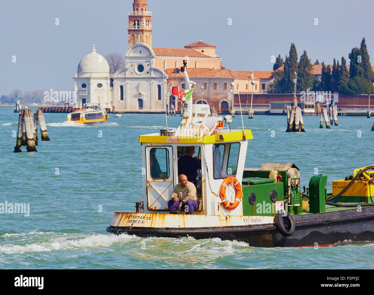 Barge de traverser la lagune de Venise avec l'île cimetière de San Michele à l'arrière-plan Venise Vénétie Italie Europe Banque D'Images