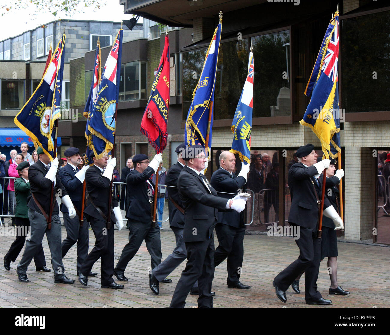 Portsmouth, Hampshire, Royaume-Uni. Nov 8, 2015. Portsmouth arrêté toujours en silence aujourd'hui pour marquer ceux qui sont tombés dans les guerres à travers le monde. Les foules se sont réunis à Guildhall Square pour rendre hommage à tous ceux qui ont servi dans les conflits à travers le monde. Des centaines de personnes se sont rendues à la place où la foule se tenait dans la réflexion sombre se souvenir de tous ceux qui se sont battus et sont morts pour leur pays. Des dirigeants communautaires, des représentants des forces armées, et des dirigeants de confiance tous les rejoint le service et déposé des couronnes pour ceux qui sont morts. Credit : UKNIPAlamy Live News Banque D'Images